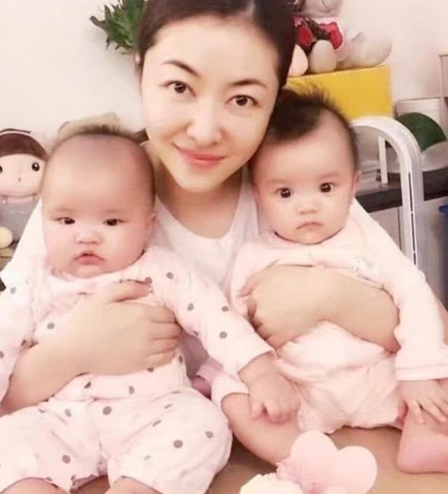 熊黛林双胞胎女儿画画，姐姐安静大眼萌妹，妹