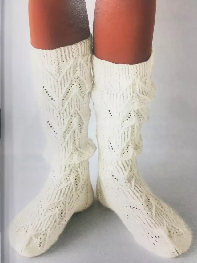 嫌弃买的袜子难看，自己织双毛线袜，在家穿着好看又保暖！附图解