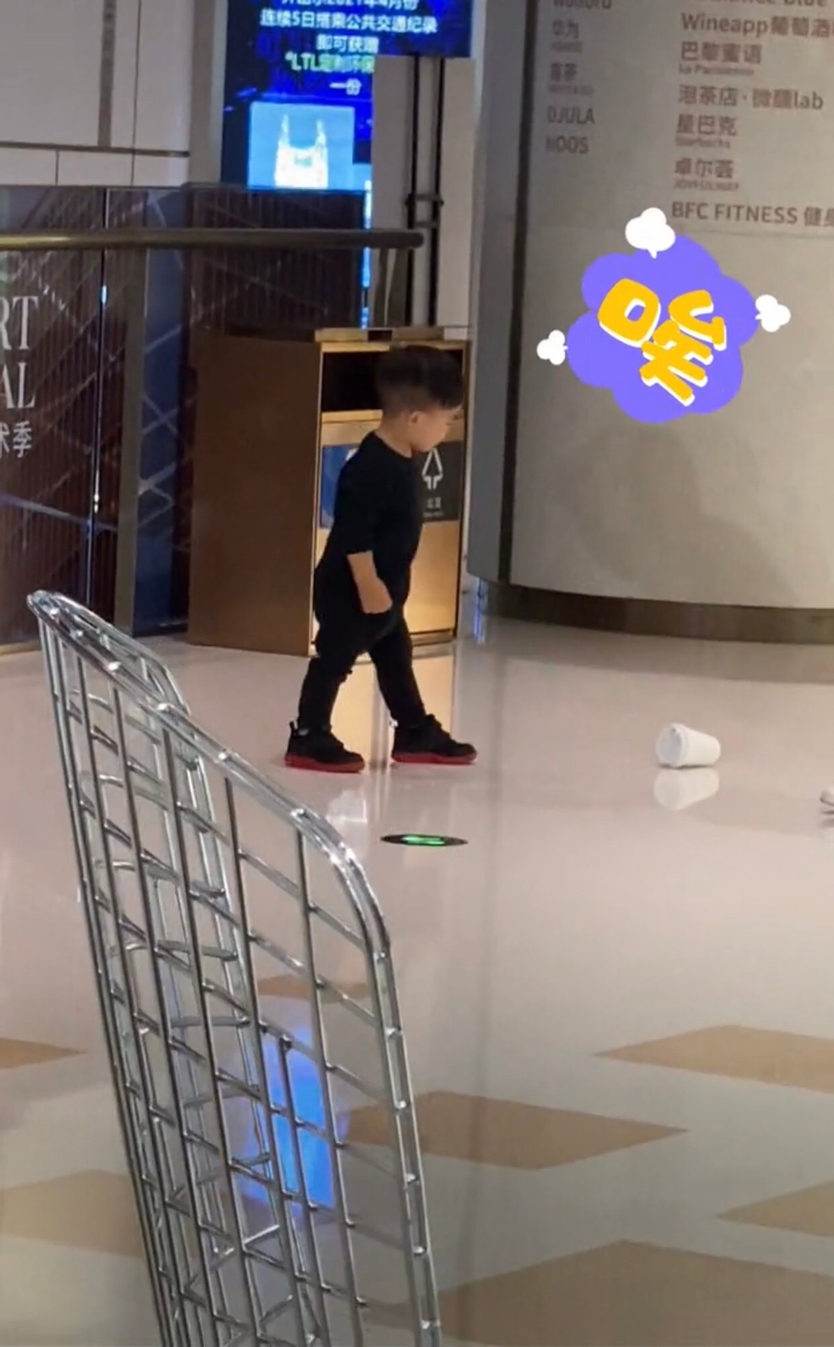 蔡少芬教兒子丟垃圾，小傢伙跪地擦地板超可愛，星二代一點不嬌氣