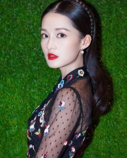 李沁的礼服，又又又翻车了