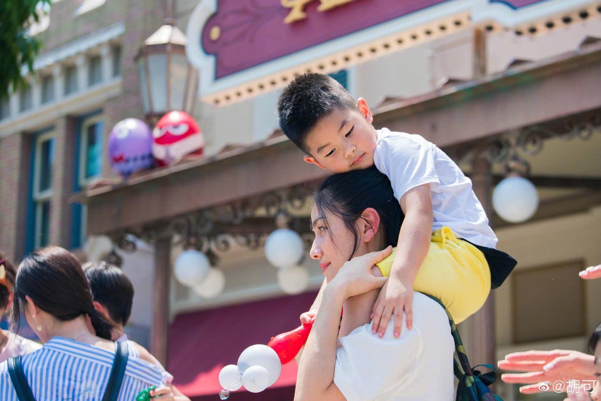 安吉彈鋼琴為媽媽慶生，胡可欣慰感動，小魚兒貼心為哥哥錄像