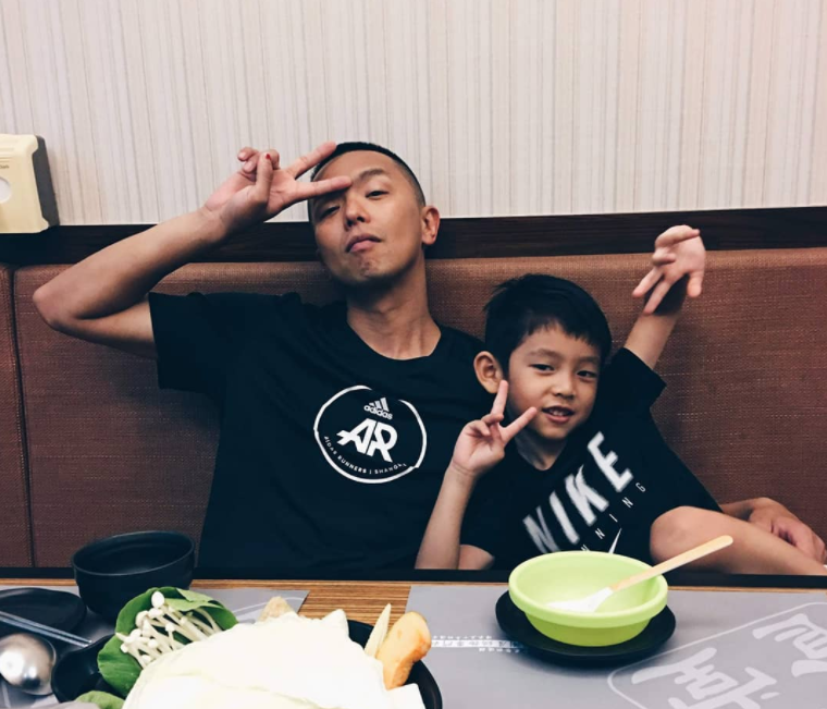 黄鸿升七年收入交爸爸管理，在身上互纹对方头像显父子情深