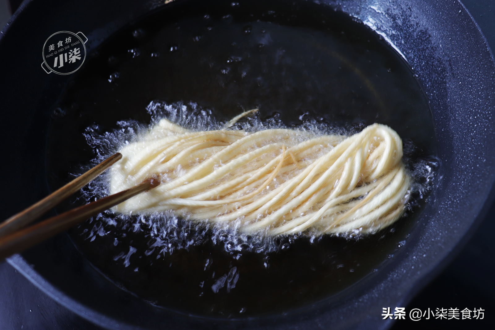麵條放進油鍋裡一炸，酥脆鹹香，做法簡單，過年招待客人很有面子