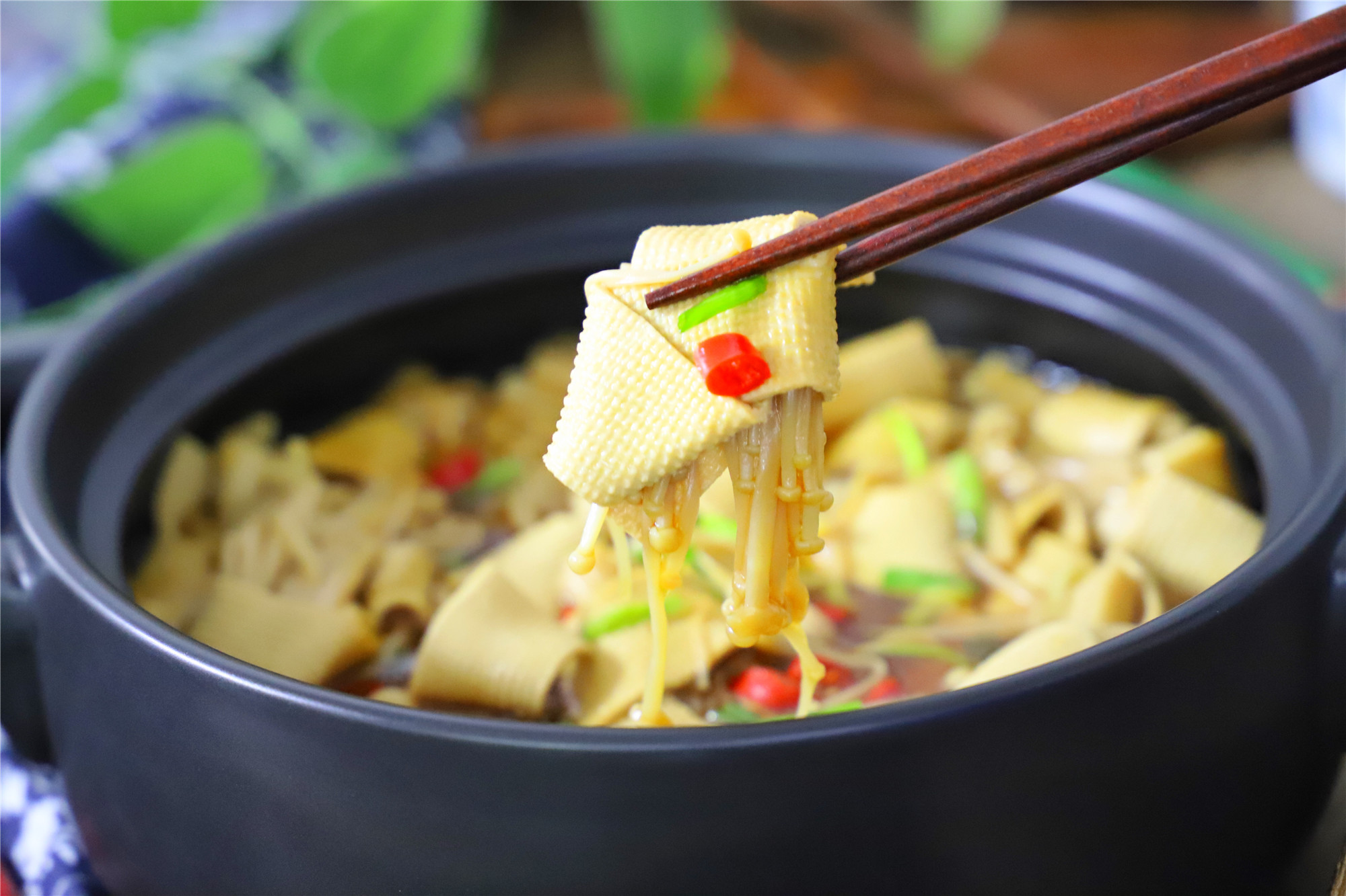 Tofu skin is a way to never tire of eating, add a handful of enoki mushrooms, boil it and cook it better than meat, and it is nutritious and low-fat