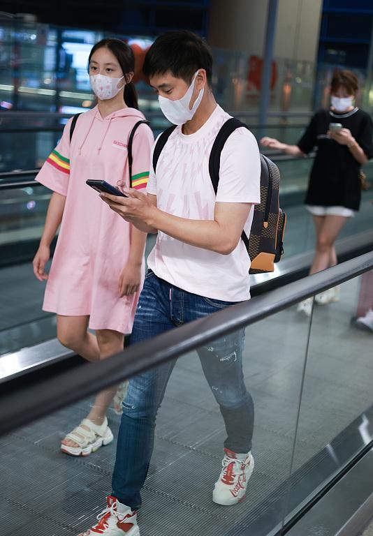 13岁森碟发育变成熟，穿粉裙首秀曲线，弟弟皮肤黢黑变阳刚大变样