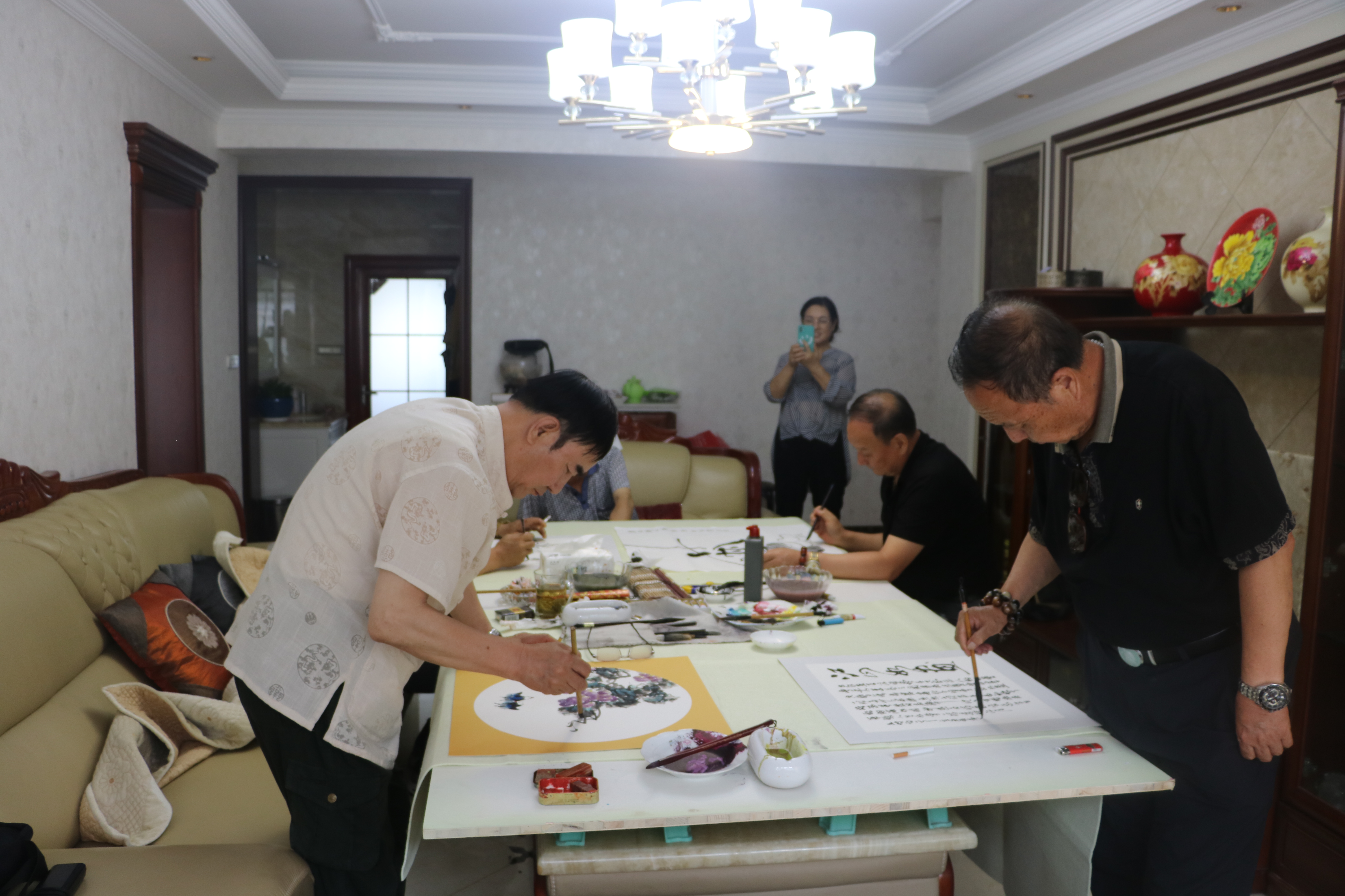 平凉几位书画名家走出画室在乡下田园开展书画创作交流