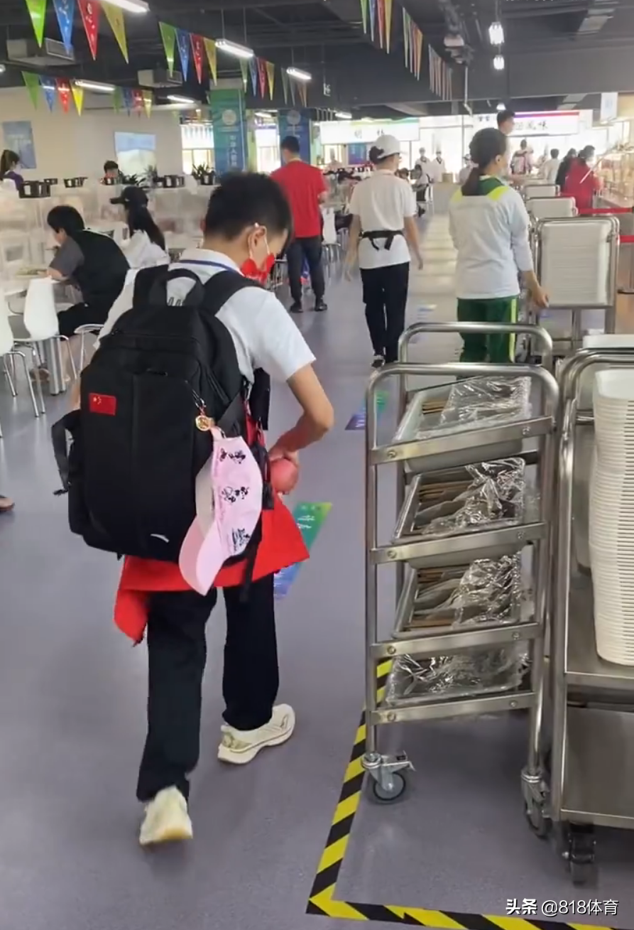 干饭人干饭魂!全红婵运动员餐厅遍尝10多种风味,拿苹果顺手塞口袋