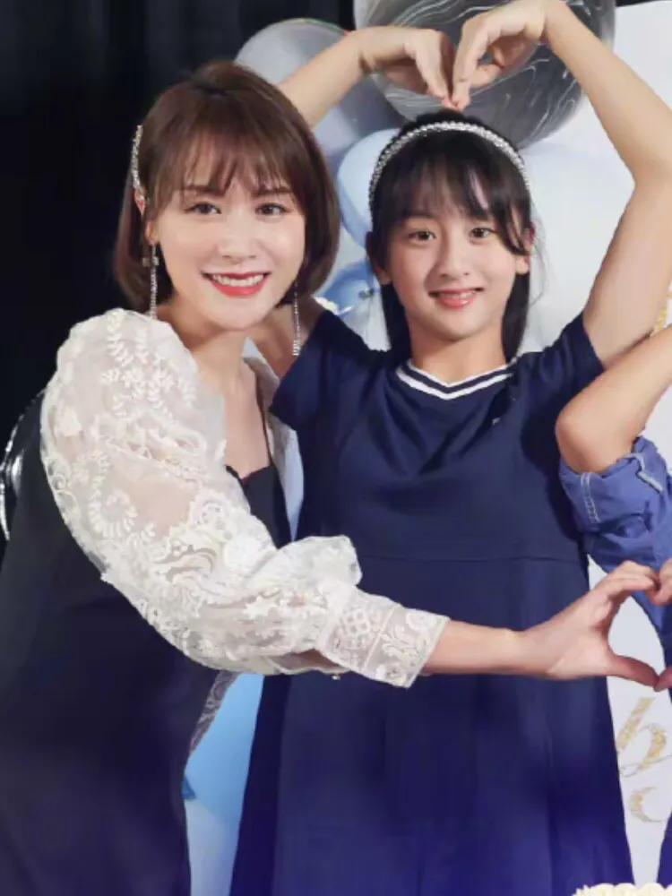 田亮晒42岁庆生照表白老婆，获叶一茜甜蜜送吻，森碟高度赶上妈妈