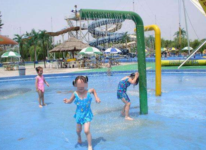 蔡少芬儿子躺玻璃栈道吓到哭，她却在一旁偷笑，网友：果然是亲妈