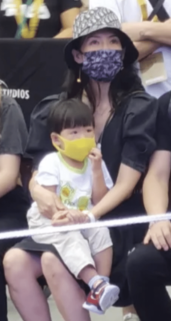 章子怡深夜晒与儿女亲吻照，忙到忘记吃月饼，在线辟谣拍《无名》