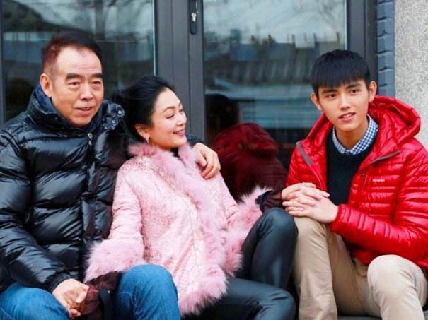 把杨幂一脚踢出剧组，封杀接近陈飞宇的小花，