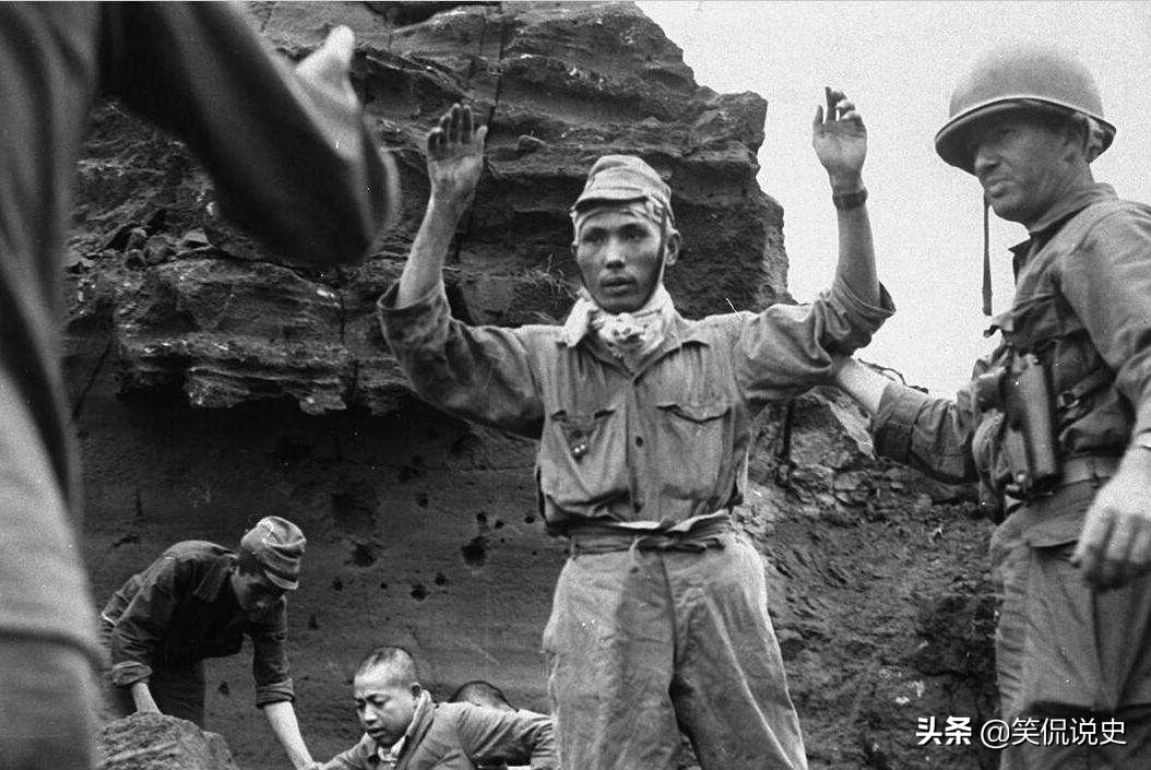 东北大爷放牛途中，无意间发现一个山洞，里面竟藏着大量军备物资