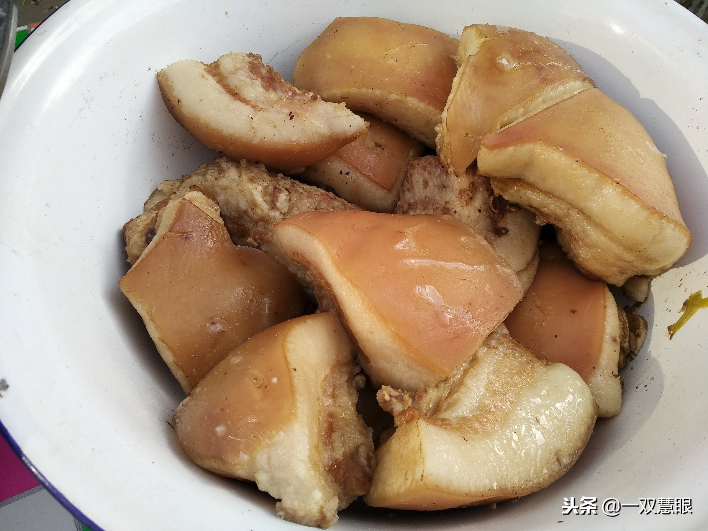 猪血肠杀猪菜那是北方人的最爱，杀猪菜猪血肠的制作过程很复杂的