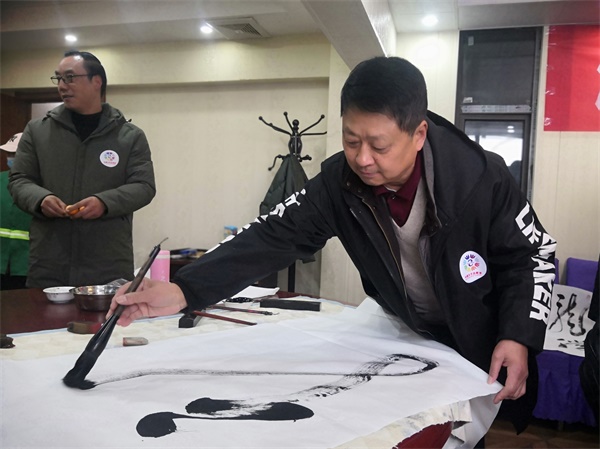 淮安：企业、画院在“志愿者日”携手开展书画赠百姓活动