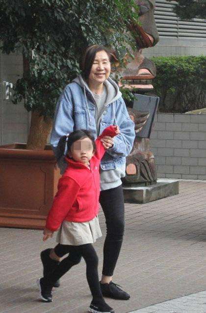 小糯米6岁生日，刘恺威买衣服给女儿当礼物，杨幂送了啥礼物？