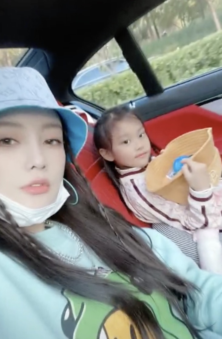 李小璐带女儿外出游玩，母女俩潮范儿十足，甜馨颜值越来越高