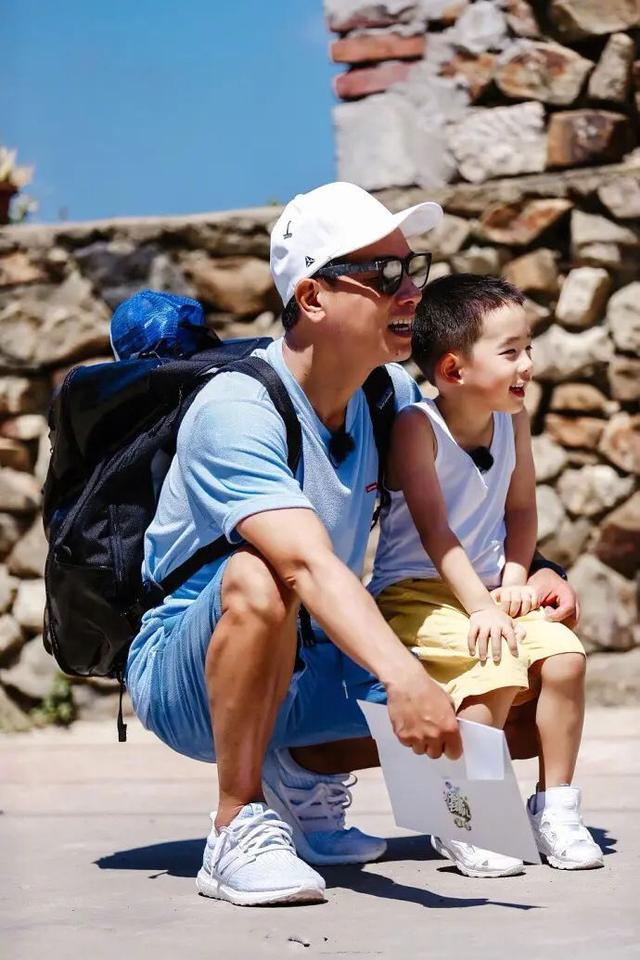 應采兒曬兒子跳舞視頻，還不忘坑一把兒子：自己覺得帥到模糊