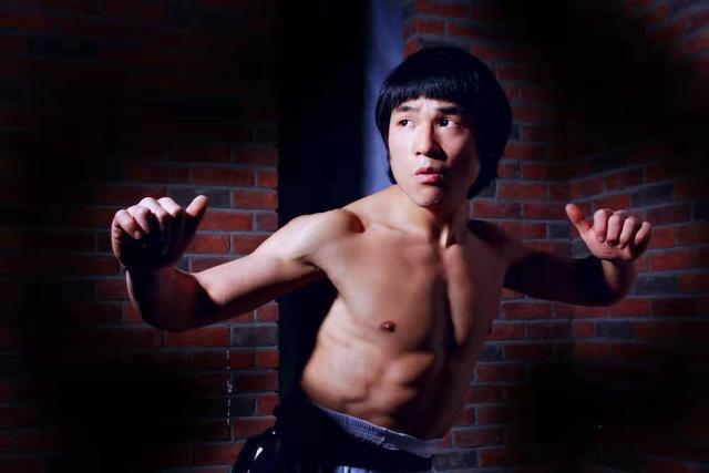 现代李小龙喊话范冰冰：李晨就是个窝囊废，他