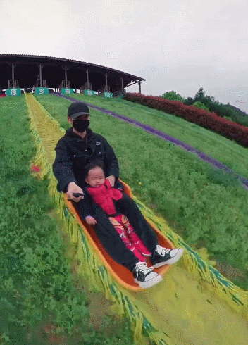 張晉帶兒子玩彩虹滑道，樂兒頭髮被吹成中分，臉嚇得通紅表情淡定