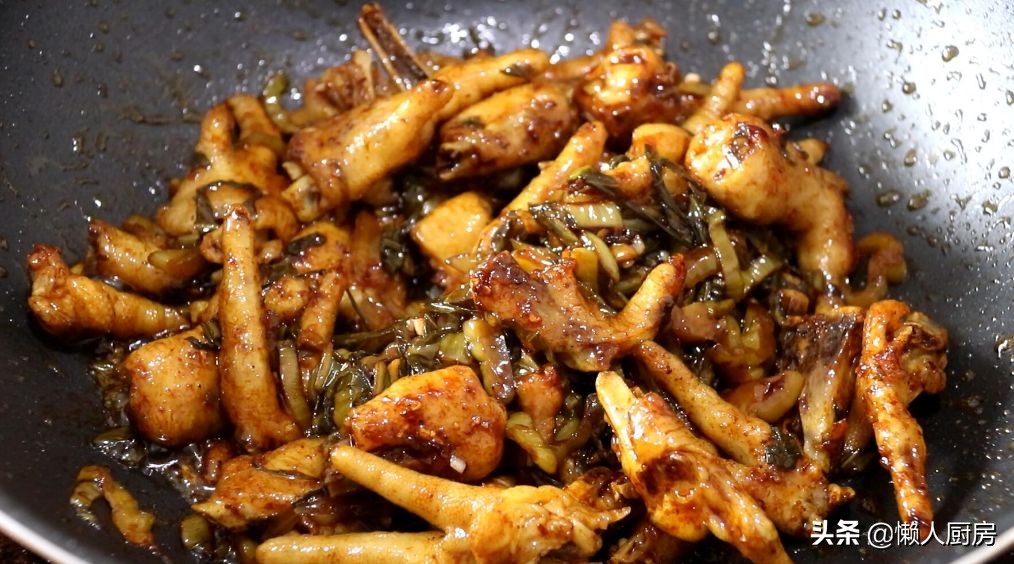 这是鸡爪的新做法，配上一点酸菜，开胃下饭，酥烂脱骨