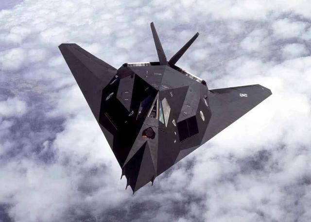 F22在委內(nèi)瑞拉領(lǐng)空被抓到，防空導(dǎo)彈豎起，中國反隱身雷達(dá)有多牛