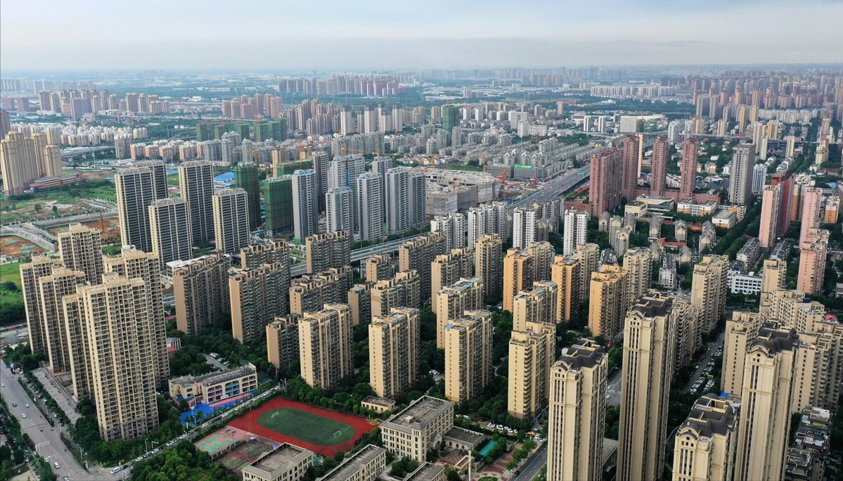 2021年扛不住了，203家房企申请破产，为何房价还迟迟不降？