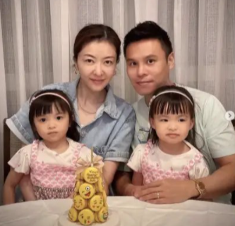 熊黛林全家福罕曝光，40岁素颜嫩成少女，双胞胎女儿容貌却差距大