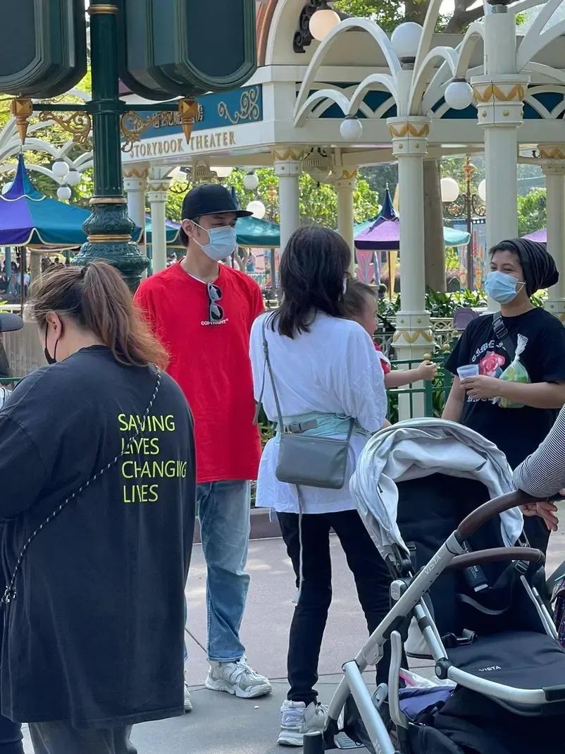 古巨基一家三口罕見出遊，公園自拍溫馨有愛，太太親力親為抱兒子