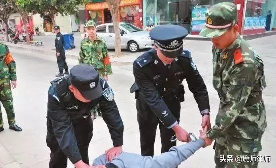 假如有人拿刀冲到家里砍人，还不能回击吗？