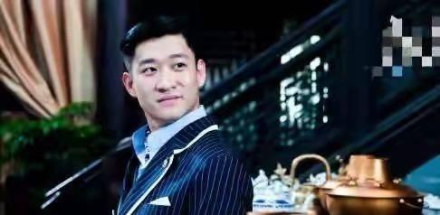 德云四少近况曝光，何云伟被徒弟“踢”，曹云金却住豪宅泡女明星