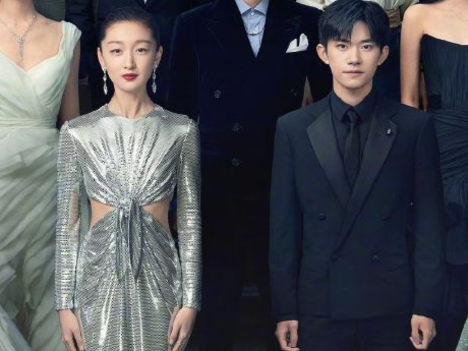 大合照体现地位：周冬雨千玺稳站C位，范丞丞挤