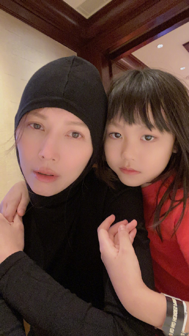 蔡少芬晒母女合照自称超模，二女儿长相酷似张晋，满满高级感