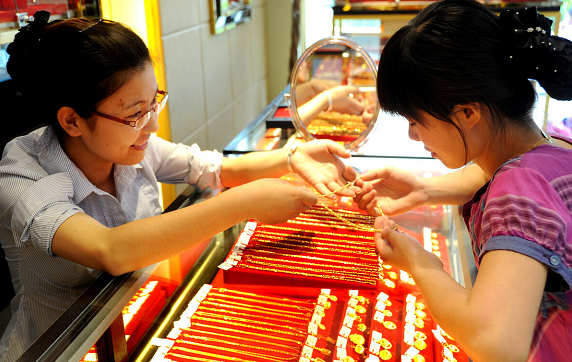 黄金手饰金价暴降：21年8月27日周大福、老庙、莱百等最新金价表