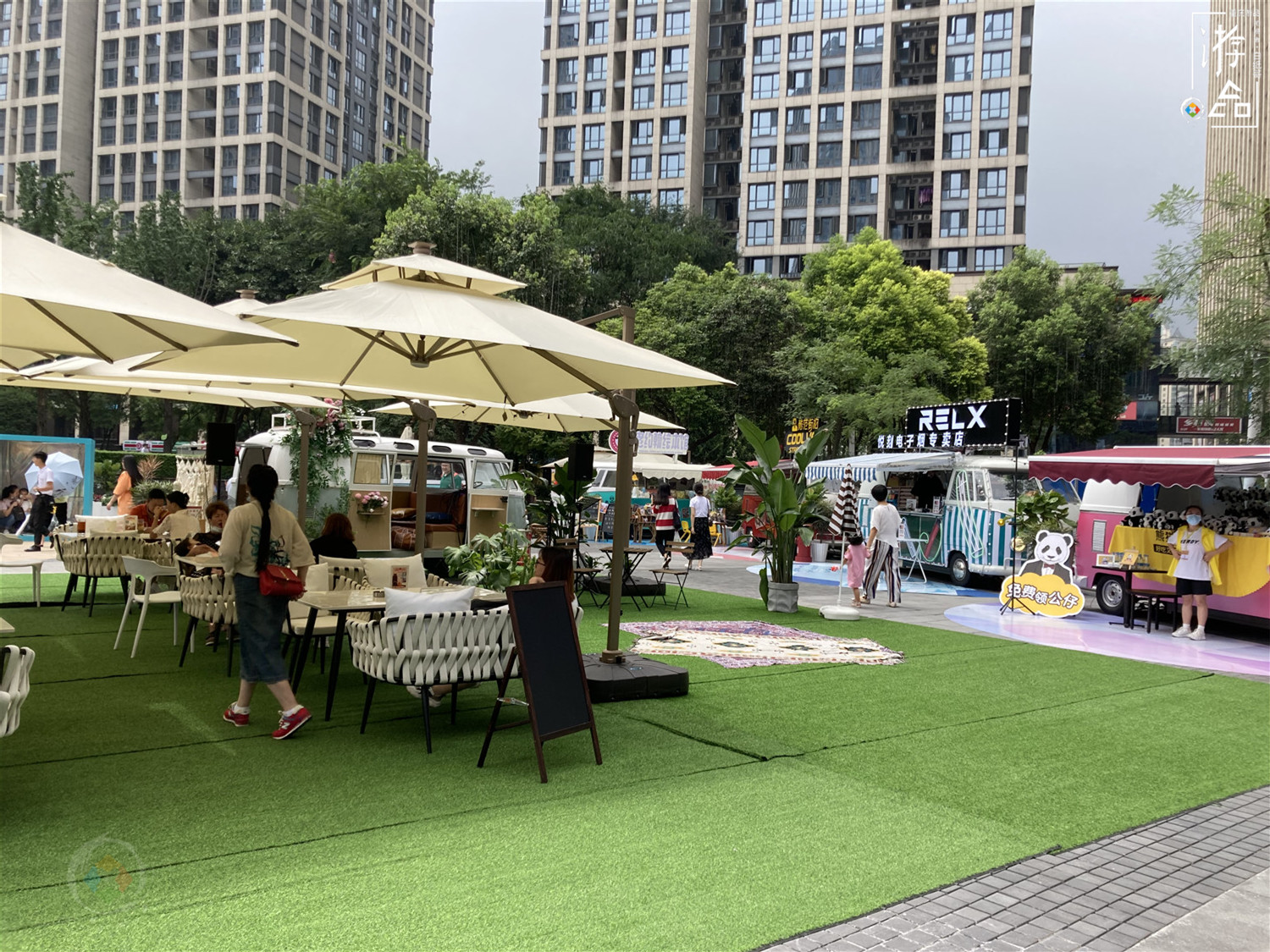 每天营业14个小时，比商场灵活的篷车集市，能否成为重庆主流？