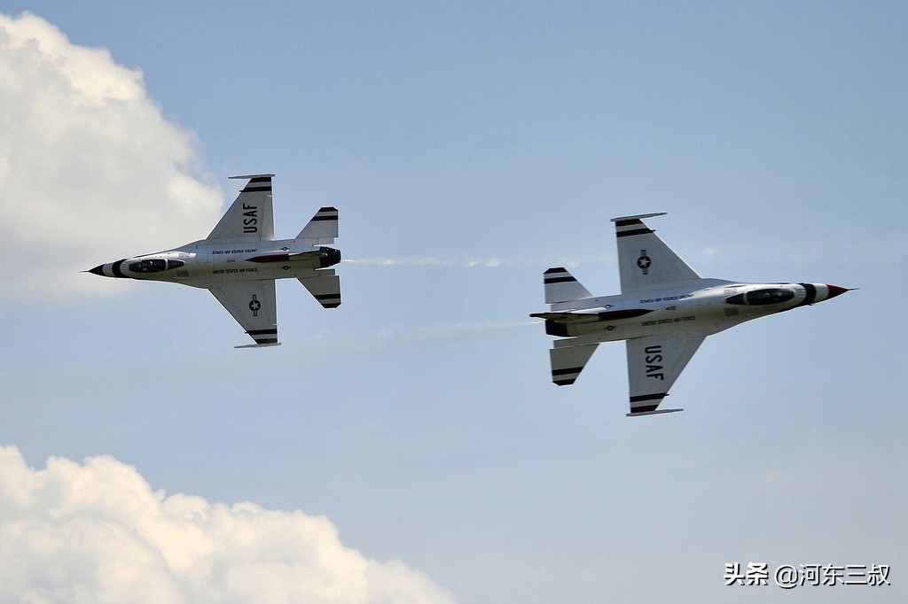 美国空军雷鸟飞行表演队，飞机间距7-9米、高度差0.7米