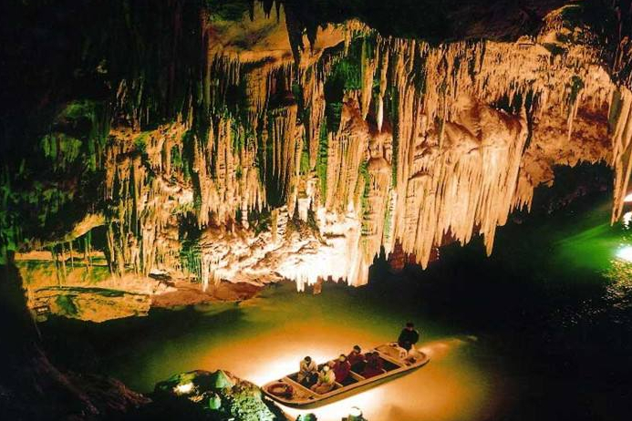 There is a niche 5A scenic spot in Liaoning. Tickets are broken but hundreds of tourists are weaving. It is known as "the heaven on earth"