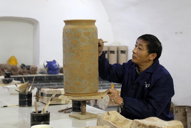 修胚尧头陶瓷以特有的黑瓷,黑釉剔花瓷,青花瓷和铁锈色瓷器而闻名一方