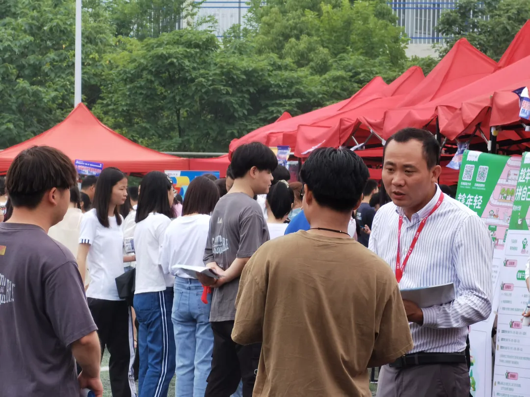 合肥市蜀山區2021年四進一促合肥科技職業學院專場招聘會舉行