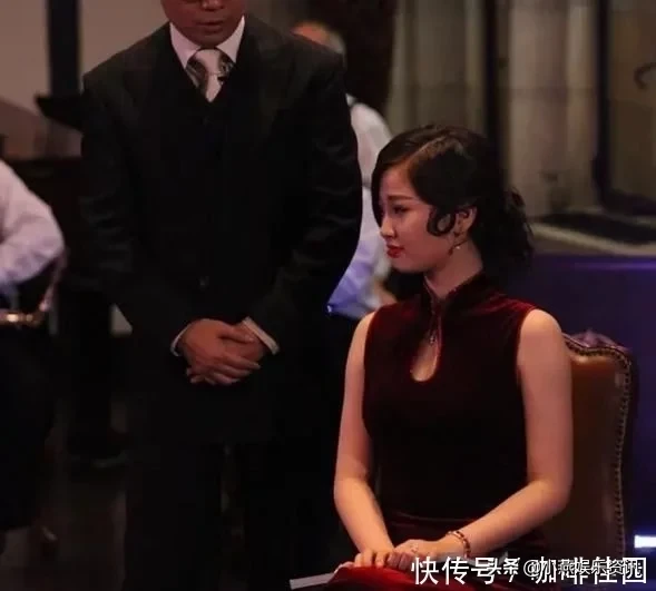 难怪虞书欣不爱穿旗袍，当她首次尝试后，台上男生都看直了眼