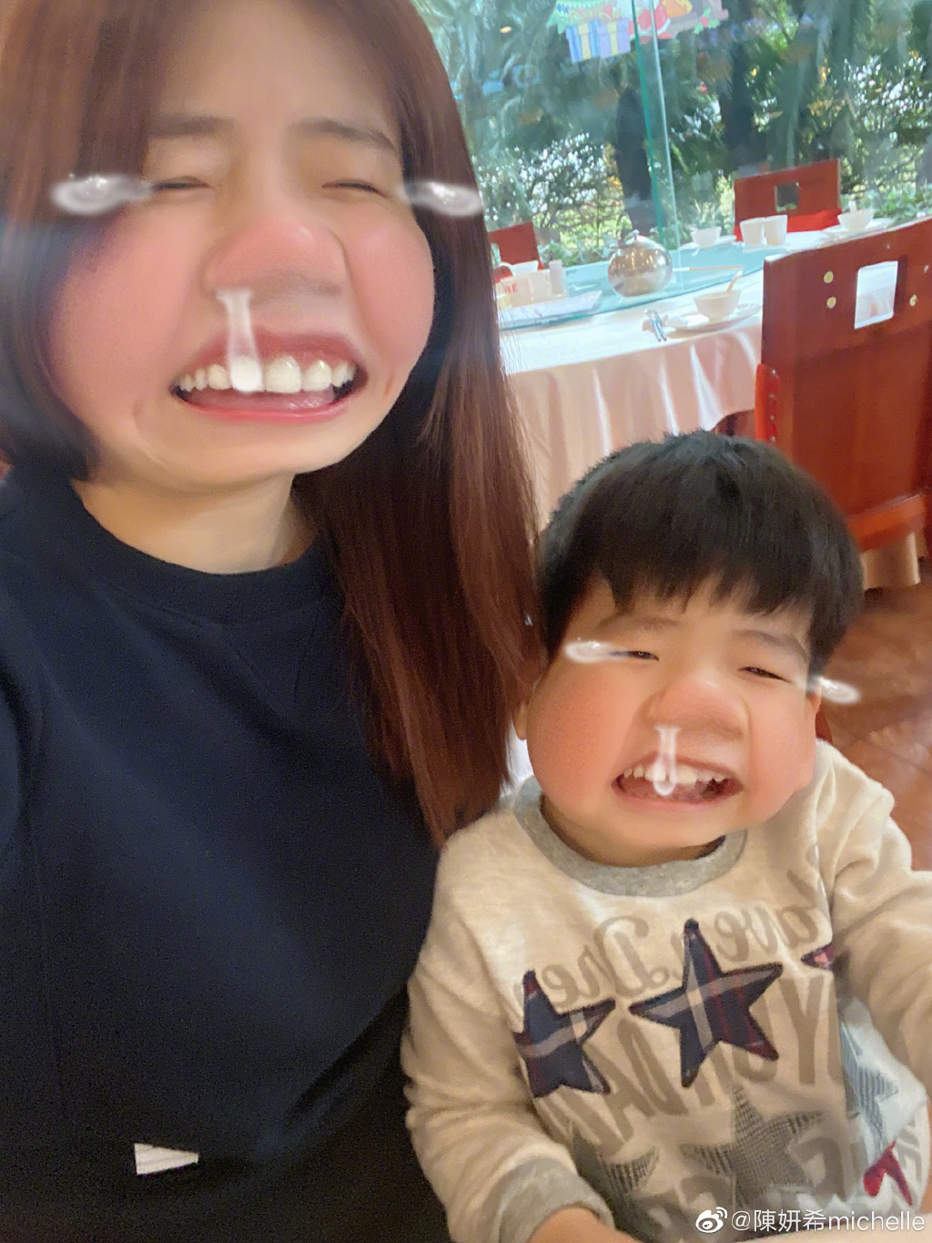 陳曉罕見攜兒子現身，父子一路嬉戲玩耍，4歲小星星眉眼很像爸爸