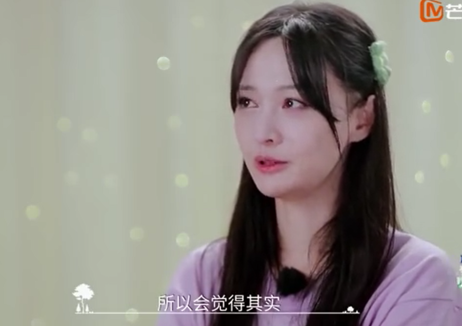 郑爽落泪自称太懂事，镜头背后却总在搞事情，魏晨一语道破真相