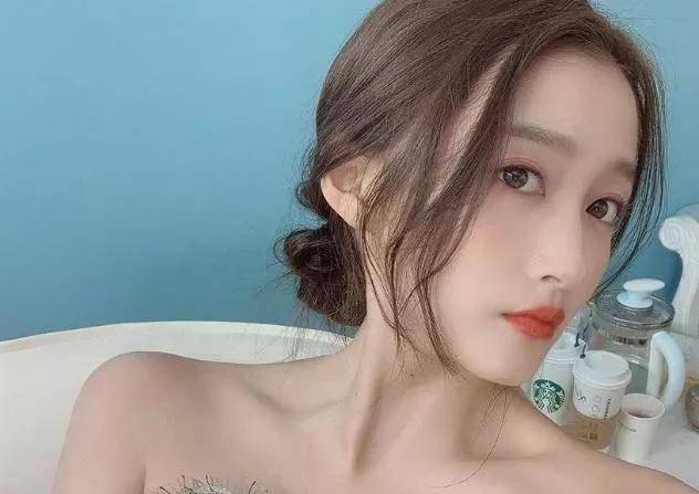 深夜关晓彤自爆浴缸照秀锁骨，眼尖的网友发现她边上有其他人