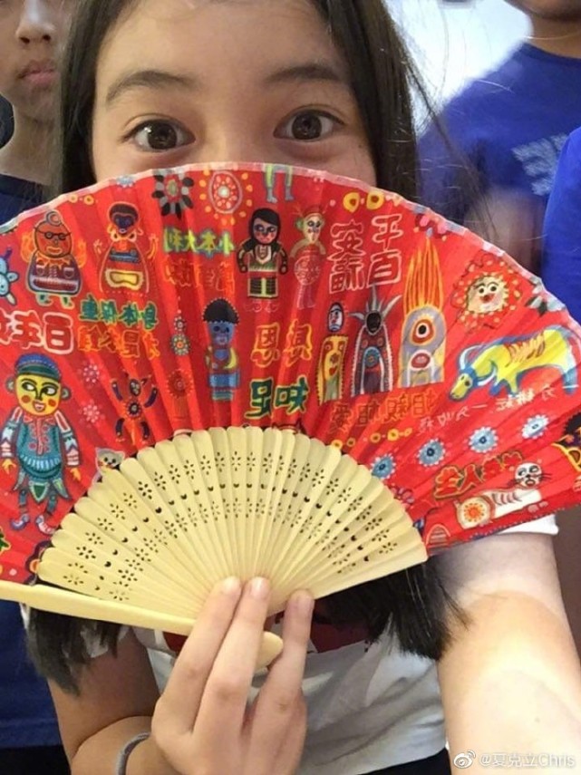 夏克立晒11岁女儿素颜照，夏天五官精致长高不少，越长越像妈妈