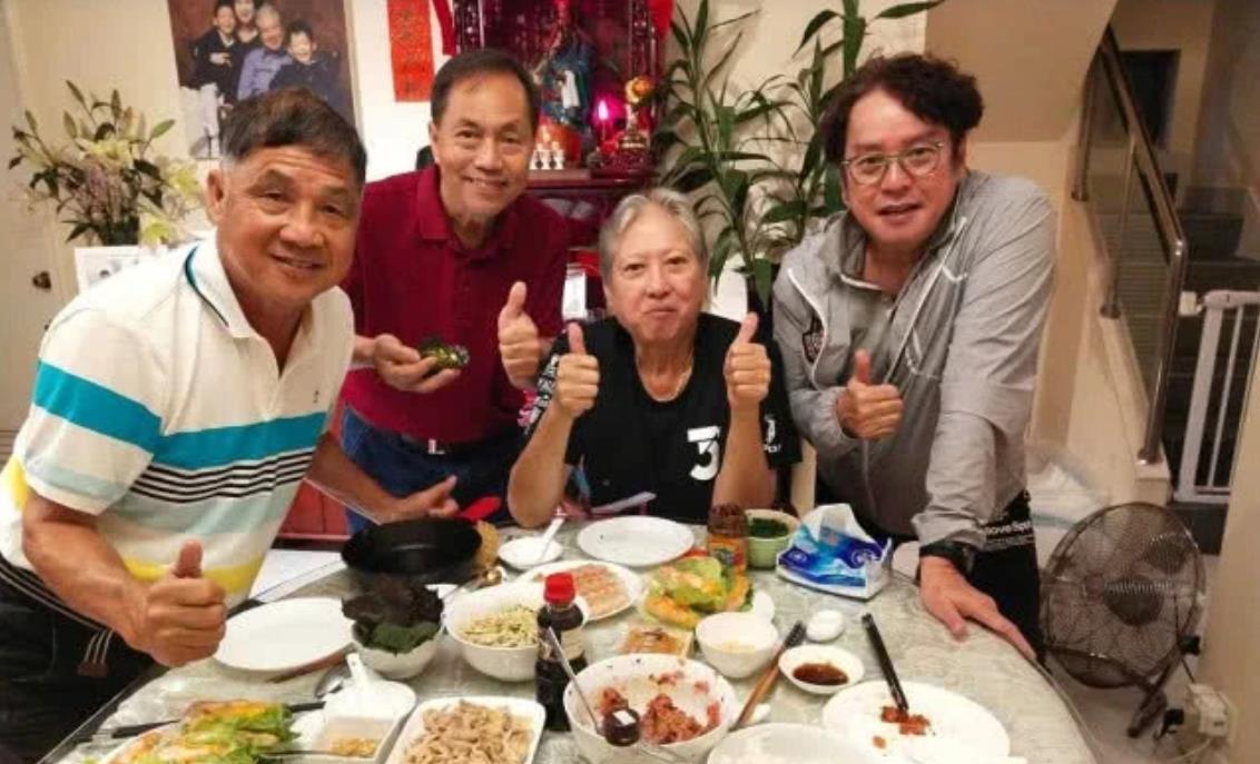 68岁洪金宝和老友聚会，瘦到脱相判若两人，身体