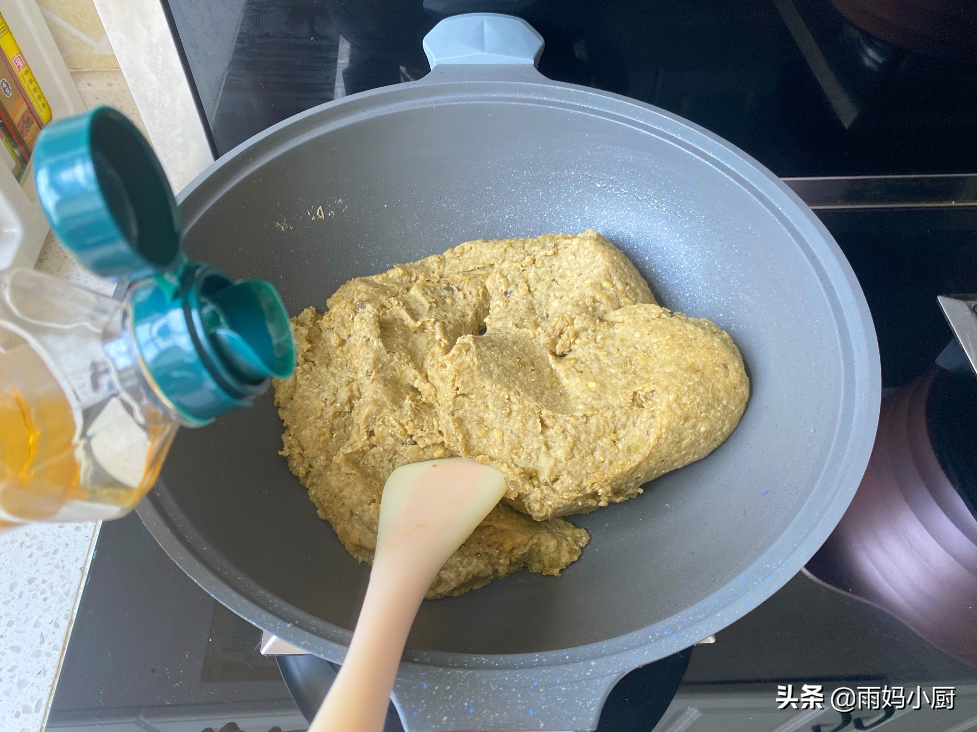 70岁老妈爱吃的绿豆饼，在家就能做，外酥里香又清甜，解暑必备