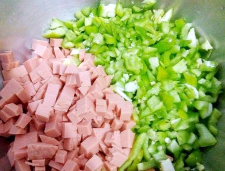 图片[3]-青椒火腿肠包子的做法步骤图 被称“蔬菜中的维C王”入馅做包-起舞食谱网