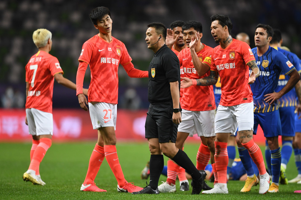 从郑智到保利尼奥，再到韦世豪锁喉，足协为何迟迟不罚恒大？