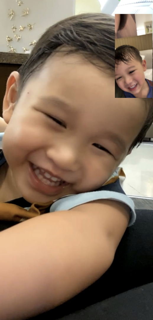 胡杏儿两个儿子视频聊天，同款笑容超治愈，五官相似像在照镜子