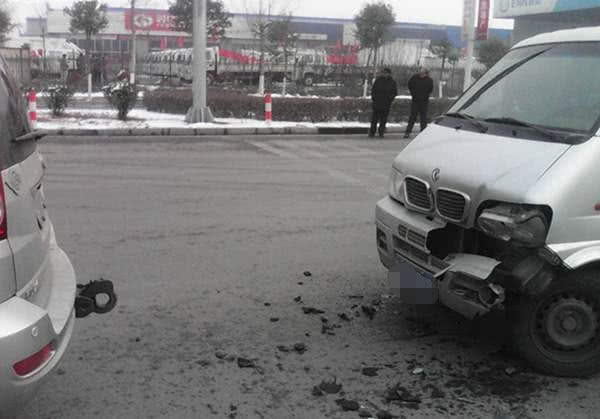 追尾前车有“流氓”钩，责任在谁？交警解释后