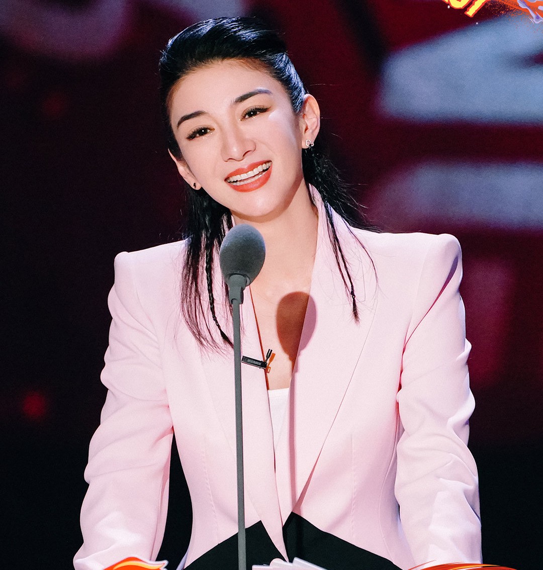 吐槽大会提词器曝光遭网友吐槽台上一个人念词台下一群人演戏